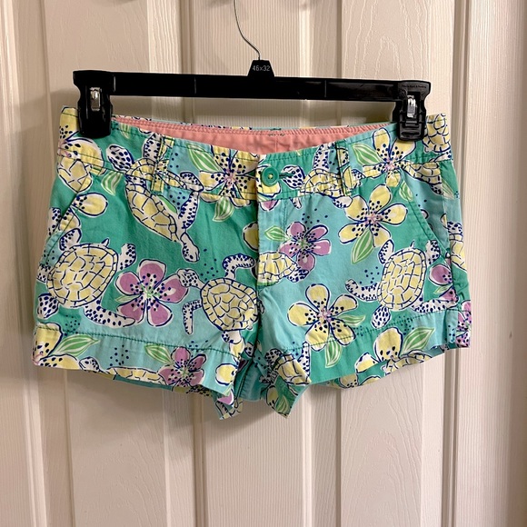 Lilly Pulitzer Turtle Print Walsh Shorts Size 4 - Picture 1 of 9